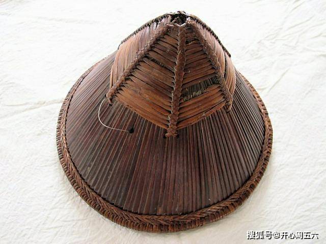明朝的竹编帽，源自唐宋时代的记忆，到现在的农村都经常有人戴_服饰