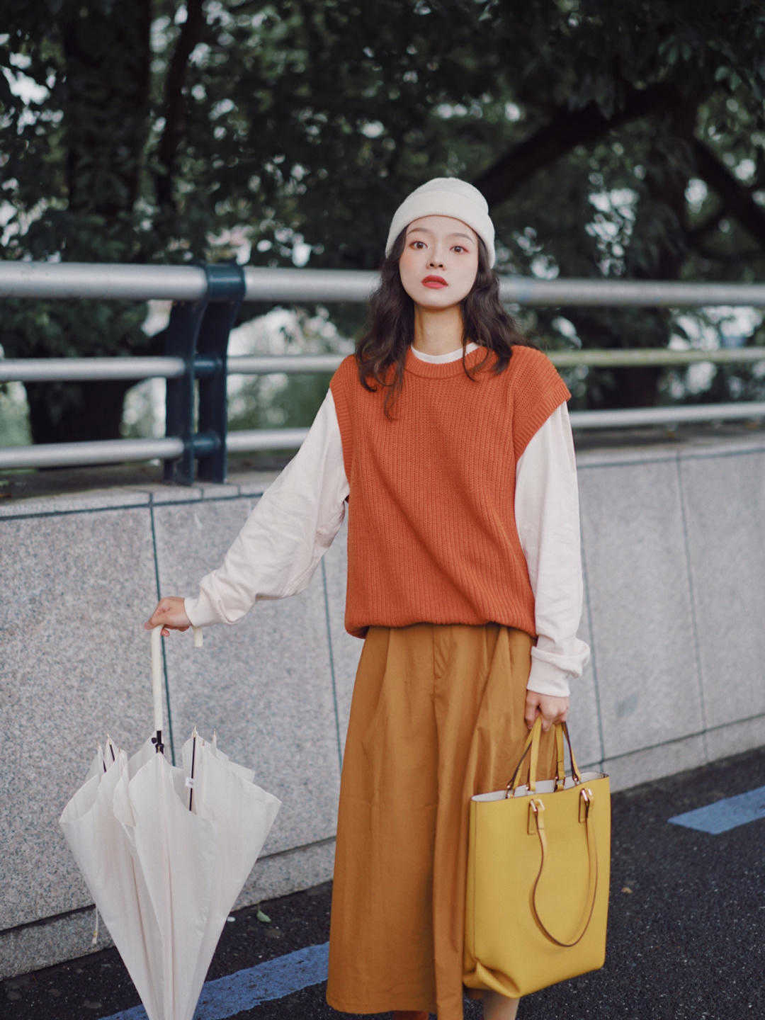 土黄色|秋天不建议直接穿T恤，这样“叠穿法”高级洋气，主要能提升气质