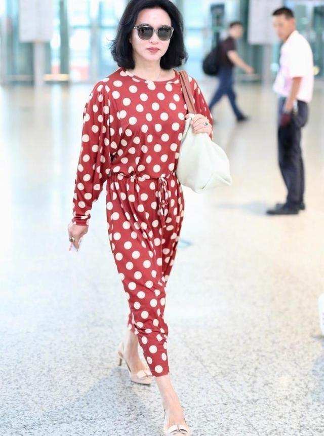 整体|当陶虹和金星同穿波点连衣裙，终于明白什么才是真正的“女人味”