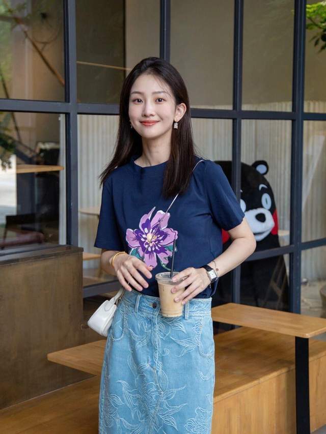 配饰|想变成“商圈精英”的女神，试一试西服搭配波点连衣裙，高贵大气