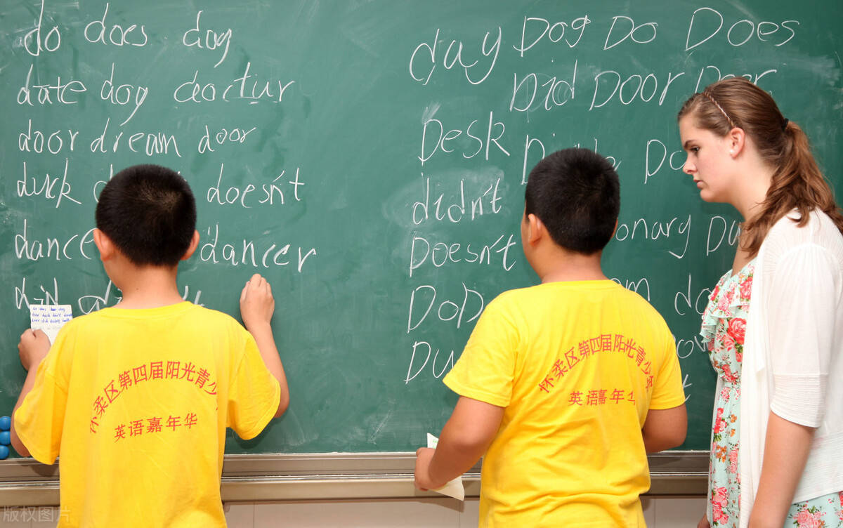 异味|广州小学三、四年级英语课本有异味，教育局：印刷过程中操作失误，封油过重