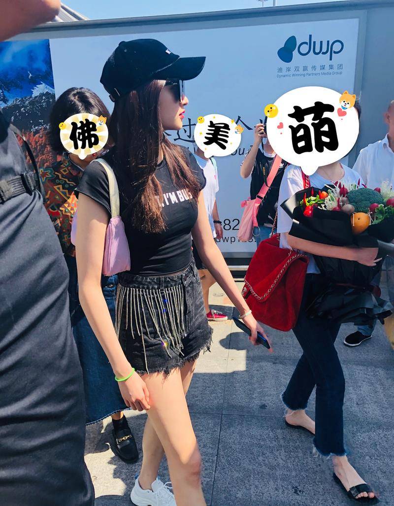 一身|关晓彤身穿短袖条纹西装现机场，低胸上衣搭配迷你裙，长腿超抢镜