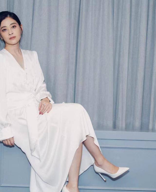 色相|梅婷将V领连衣裙穿火了，时尚优雅，年龄再大也能穿出“少女感”