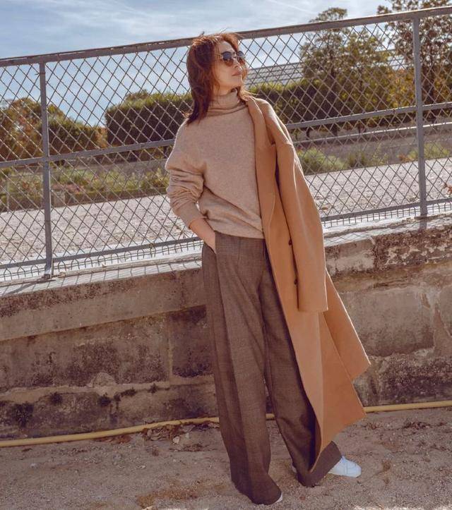 色相|梅婷将V领连衣裙穿火了,时尚优雅,年龄再大也能穿出“少女感”