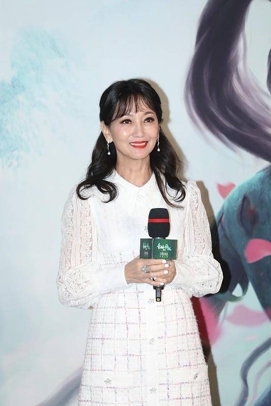 优待|“冻龄美女”赵雅芝真是被时光优待，身穿蓝色长裙，优雅又端庄