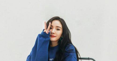 毛衣|女明星换了件卫衣+运动裤，就像个18岁的学生了，甜美又时尚