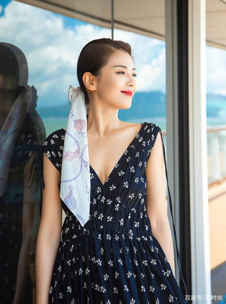 效果|刘涛出海拍时尚大片，大露香肩和长腿，42岁越来越有“阔太”气质