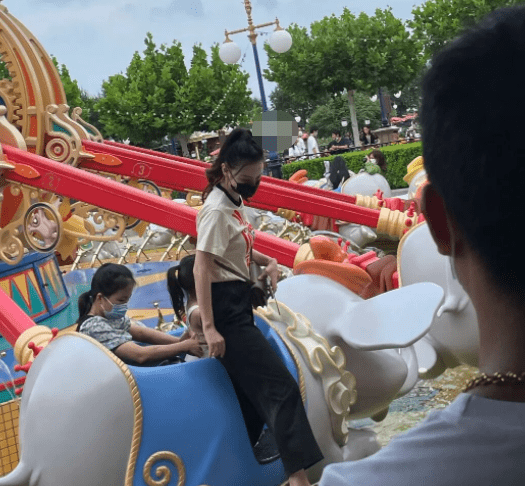 张萌|张萌带3岁女儿现身迪士尼，女儿术后恢复良好，保姆全程小心看护