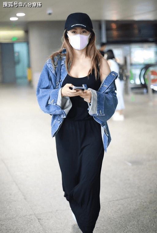郑钧|刘芸真给郑钧长脸，牛仔外套配黑色吊带裙简约随性，洋气舒适