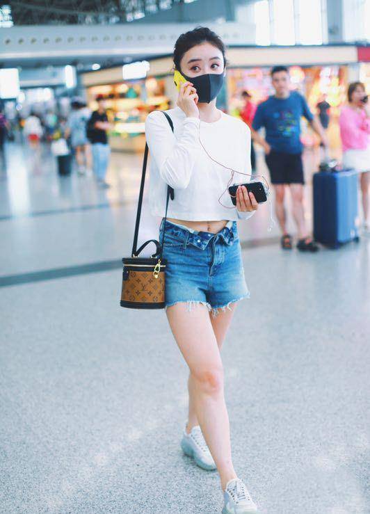 个性|袁姗姗越来越少女，32岁穿短裤秀小蛮腰，配6千9的鞋活力可爱