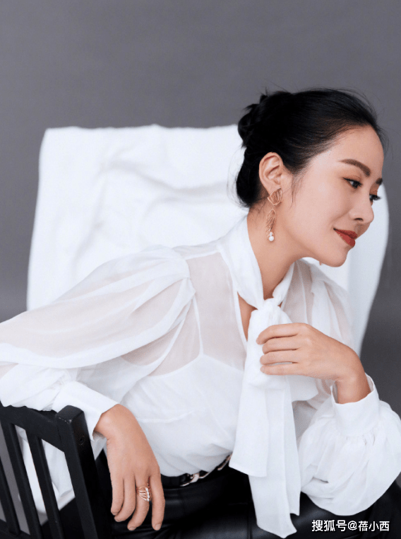 黑色|叶璇这么敢穿？穿白色洞洞连衣裙透出黑色内衣，为博眼球也是拼了