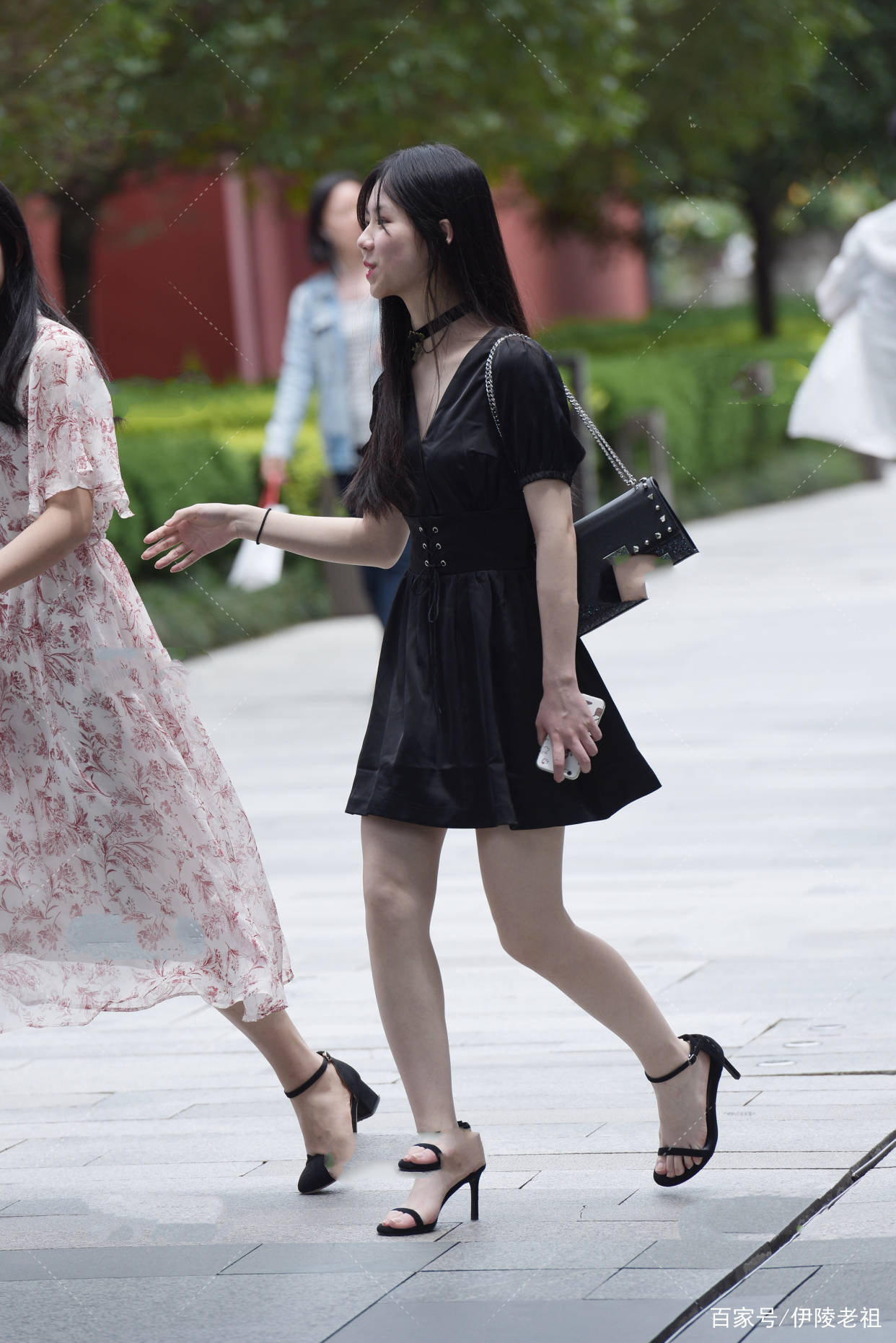 黑色|黑色V领束腰花边裙，和另类的黑色锁骨链，大众的配饰小众的风格