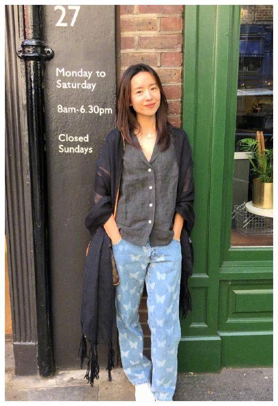 显得|董洁蹲地整理行李被拍，眼袋下垂严重，但扎丸子头气质清纯！