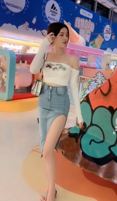 身材|时尚迷人的美女，穿“高开叉”裙子来游乐场，身材性感成焦点