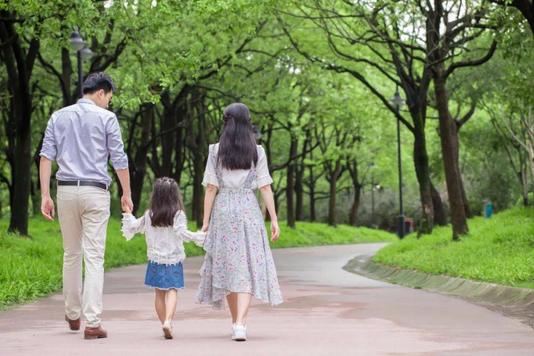 人口|4年人口跌了500万，2亿独生子女面临养老困境，你愿意生三胎吗？