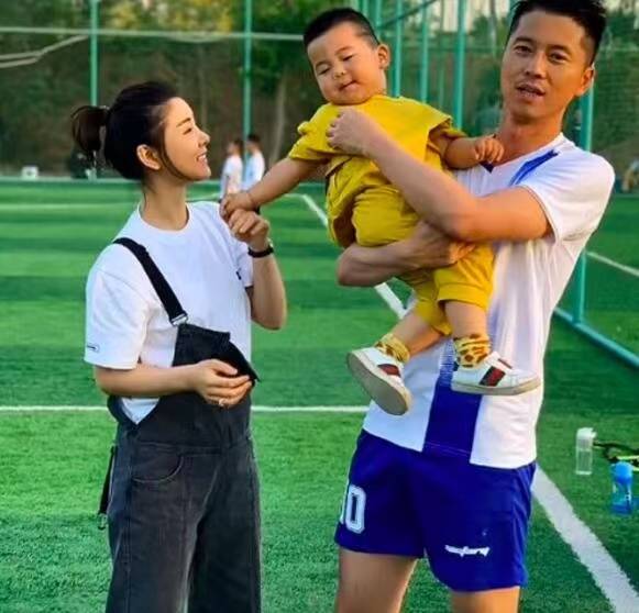 王雷|李小萌一家三口出游，二胎还在肚子里，雷蒙德却不愿爸爸抱着