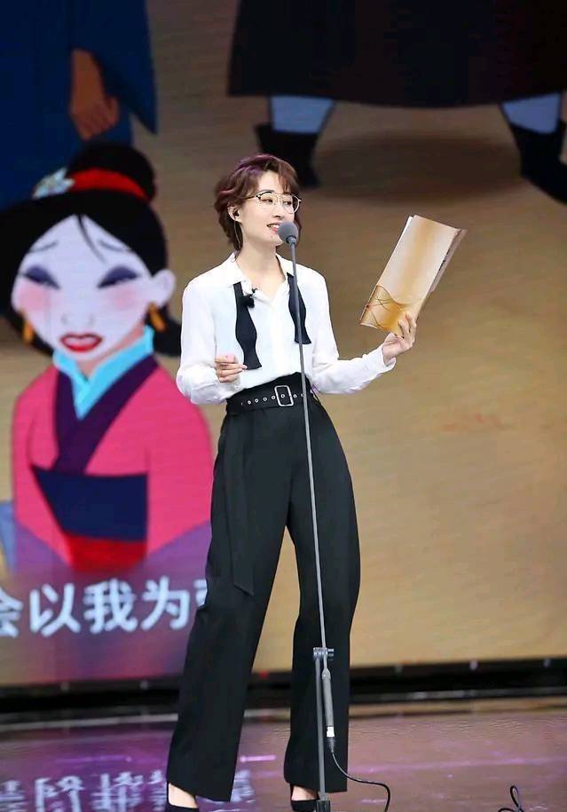 黑色|45岁刘敏涛状态真好,穿银色鱼尾裙典雅高贵,看背影就好心动