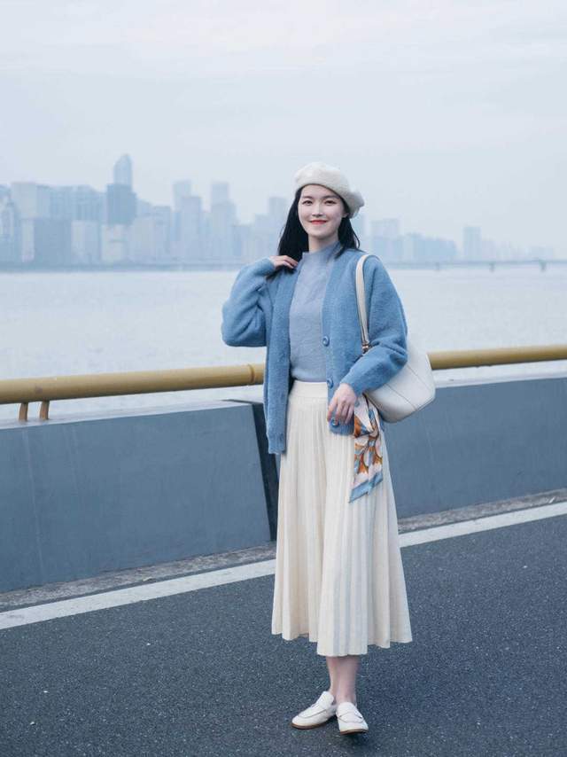 马甲|秋天真正优雅的女生，用针织衫马甲搭配白色牛仔裤，高级又洋气