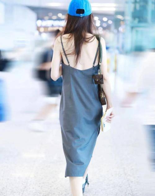 设计|金晨也太瘦了吧？穿吊带连衣裙露出纸片身材，幸好有气质撑着