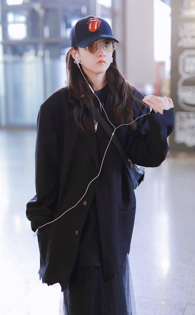 黑色|宋祖儿现身机场，大衣配长裙，大夏天的你这样穿，难道不热吗？