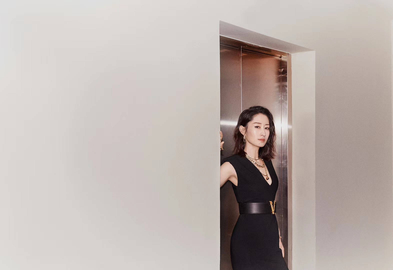 黑色|45岁刘敏涛状态真好,穿银色鱼尾裙典雅高贵,看背影就好心动