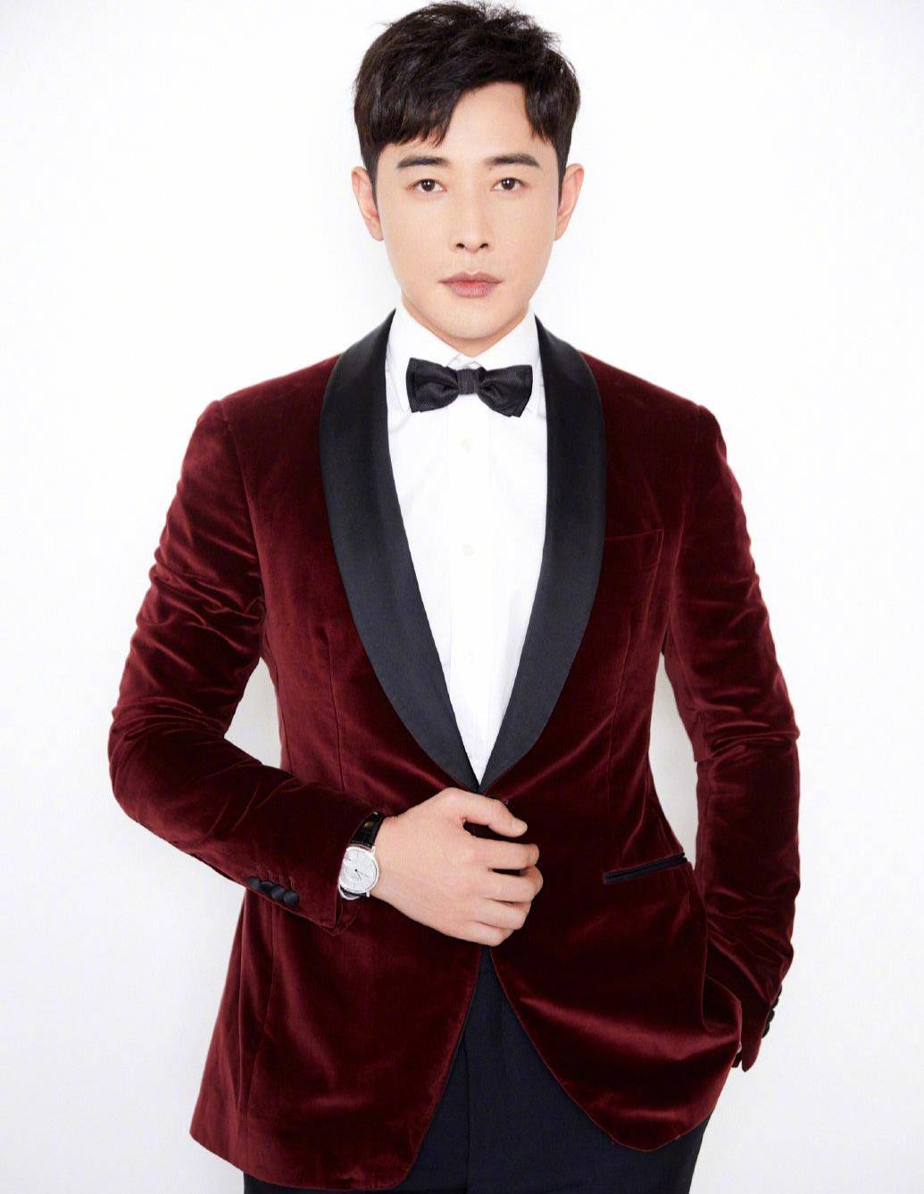 显得|罗晋低调演戏做人,休闲穿搭显魅力,瞬间提升时尚感