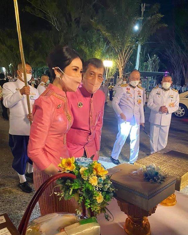 套装|苏提达与诗妮娜穿粉裙同框,谁的气质更美?诗妮娜爱凸显小蛮腰!