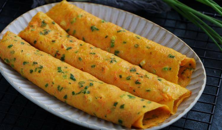 蔬菜|天热女儿最馋的早餐，手不粘面10分钟出锅，金黄柔软，上桌必光盘