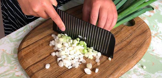 加入适量|夏天我家早餐如此吃,2个鸡蛋,1碗面粉,蓬松香软,比吃肉还香