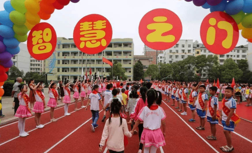 起跑线|一年级开学首日，学生表示课程早就在家学完了，老师很尴尬