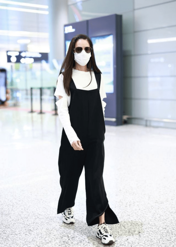 黑色|李若彤的55岁真不一般，背带裤配镂空T活力满满，看起来最多30岁