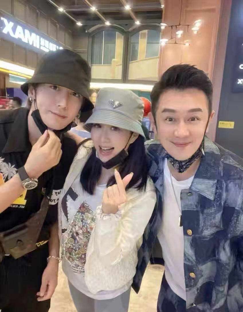 身材|50岁钟丽缇怀四胎？穿宽松T恤遮掩肚子，身材臃肿手也肿孕相十足