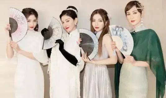 黄奕|43岁黄奕天生古典美，穿旗袍优雅又矜贵，同框林小宅也不输气质！