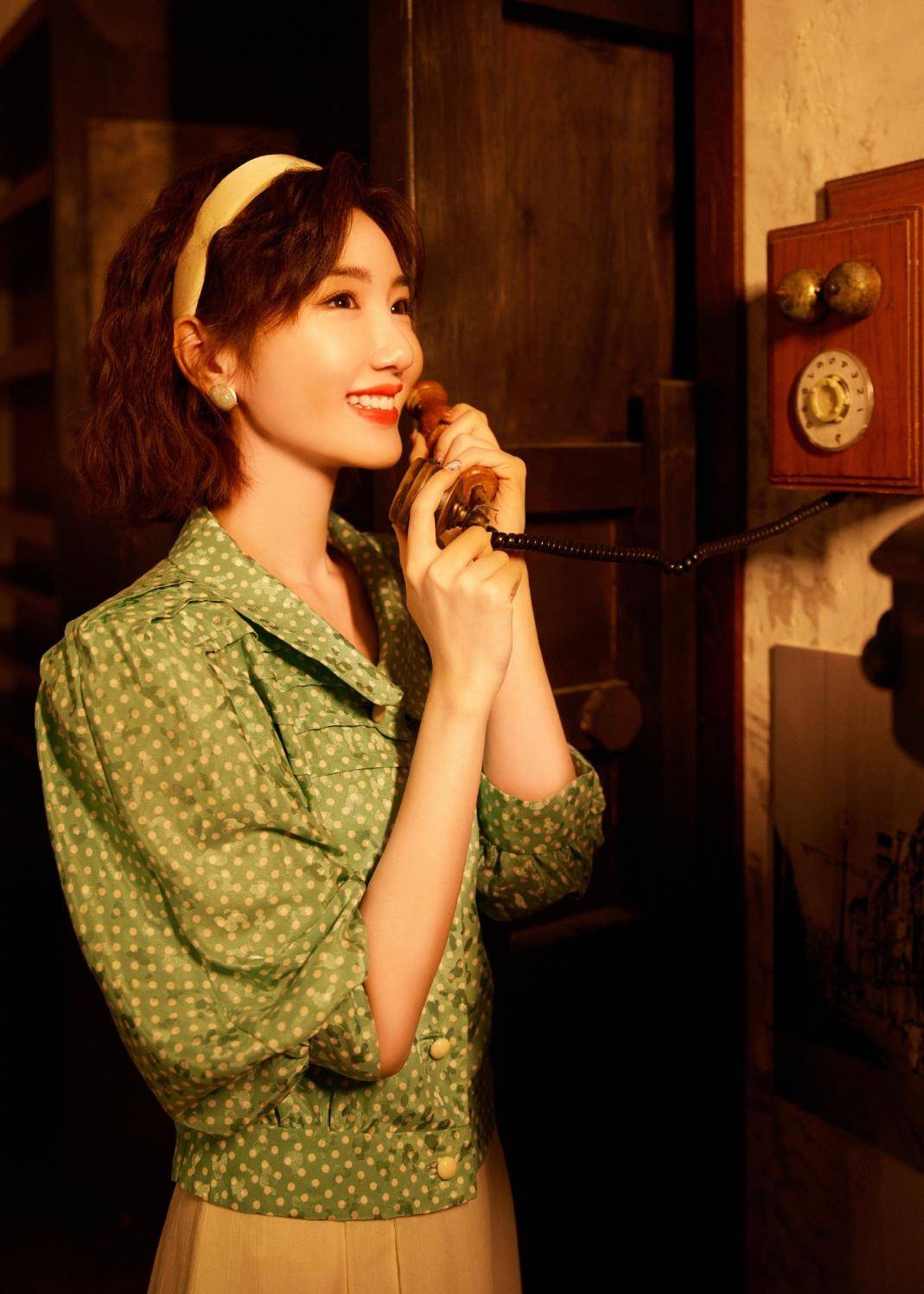 设计|毛晓彤80年代打扮好惊艳，穿花衬衫扮摩登女郎，戏里戏外都洋气