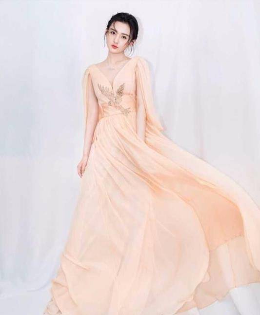 设计|关晓彤美到国外去，穿刺绣抹胸裙有一丝公主气质，真给鹿晗涨面子