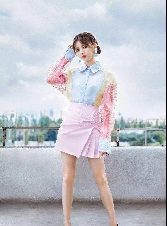 显得|杨超越撞衫就没输过！从宽大西装到少女碎花，怎样穿都引人注目