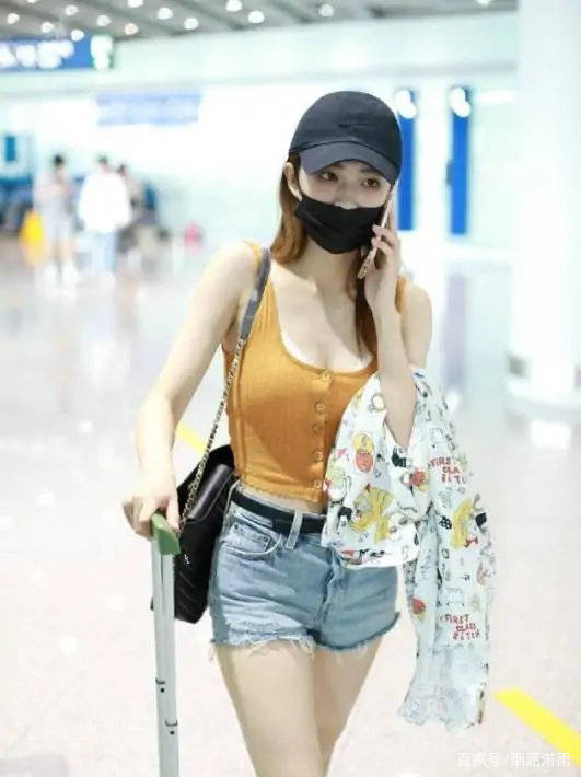 美貌|徐璐和妈妈一起出行，穿露腰装秀S身材曲线，美貌基因绝了