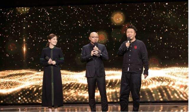 条纹|梅婷美出新高度，黑色条纹裙比模特还高级，妥妥的女性穿搭模板
