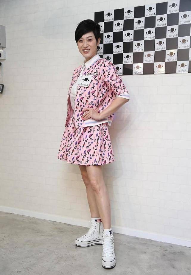 胡萝卜|陈法蓉为了扮嫩真挺拼的，穿着“胡萝卜色”的西装，还真挺显小的