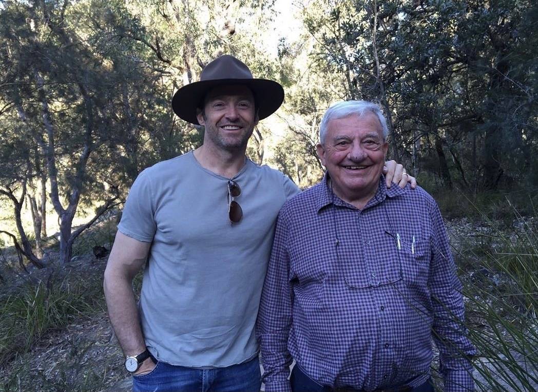 每年的父亲节,狼叔都会晒出与父亲的合影,祝父亲节日快乐,尽管狼叔也