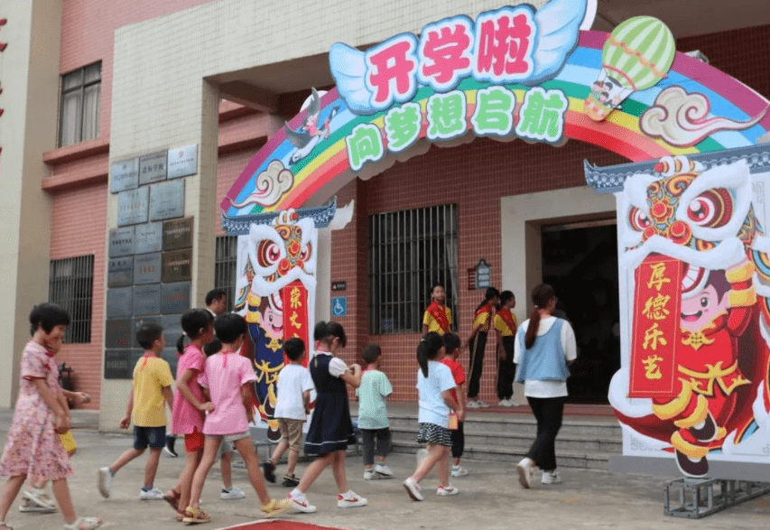 起跑线|一年级开学首日，学生表示课程早就在家学完了，老师很尴尬