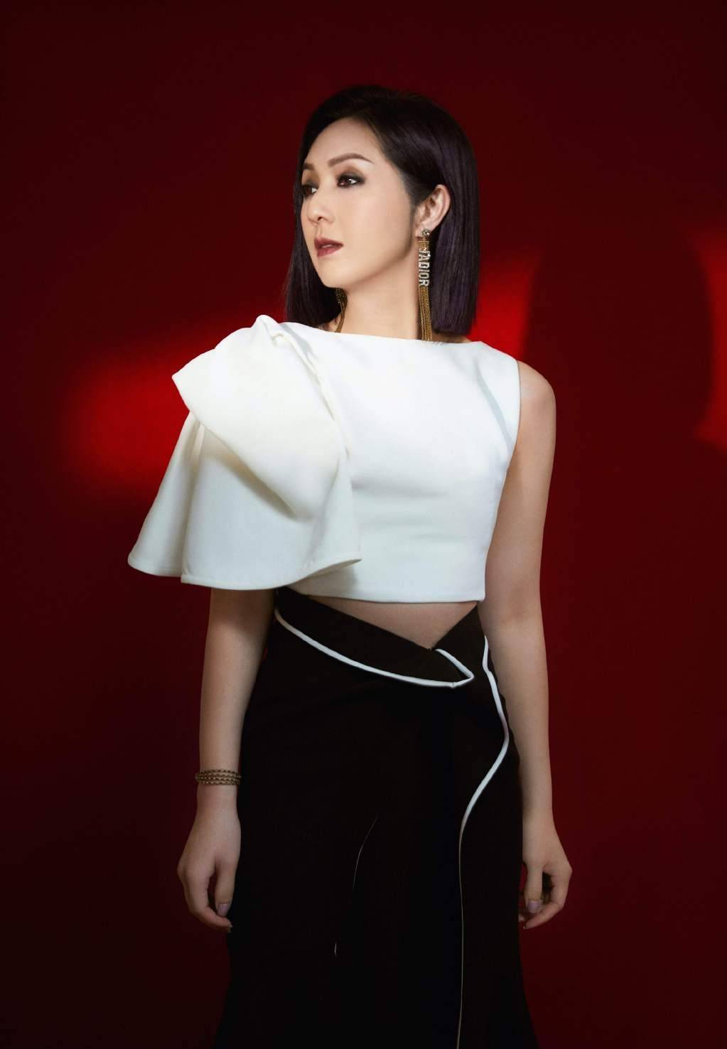 黑色|46岁杨千嬅美出天际，穿黑色长裙大秀曲线，身材让你羡慕