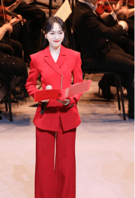 一身|唐嫣挑战“央视风”穿搭,一身正红西装优雅端庄,连气质都升华了