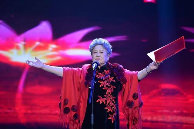 面料|86岁陶玉玲老得优雅，穿一身旗袍端庄大气，活出奶奶辈想要的精致