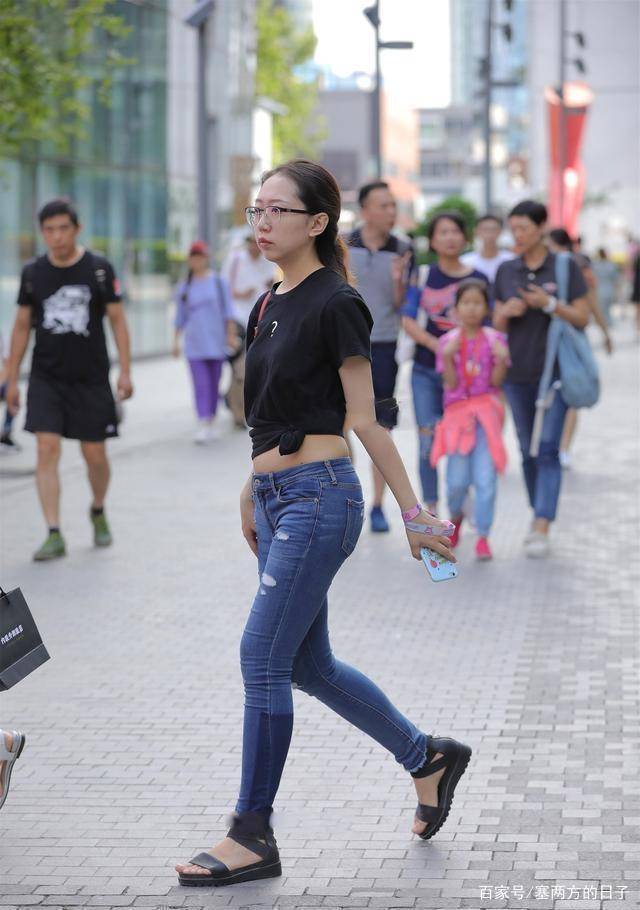 黑色|黑色露腰短袖搭配蓝色居家打底裤，色彩协调，又不失活力