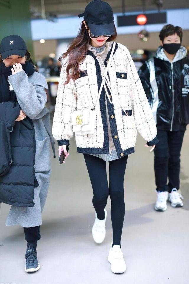 黑色|唐嫣穿搭太有“小心机”,白色小香风外套配黑色打底裤,高挑精致