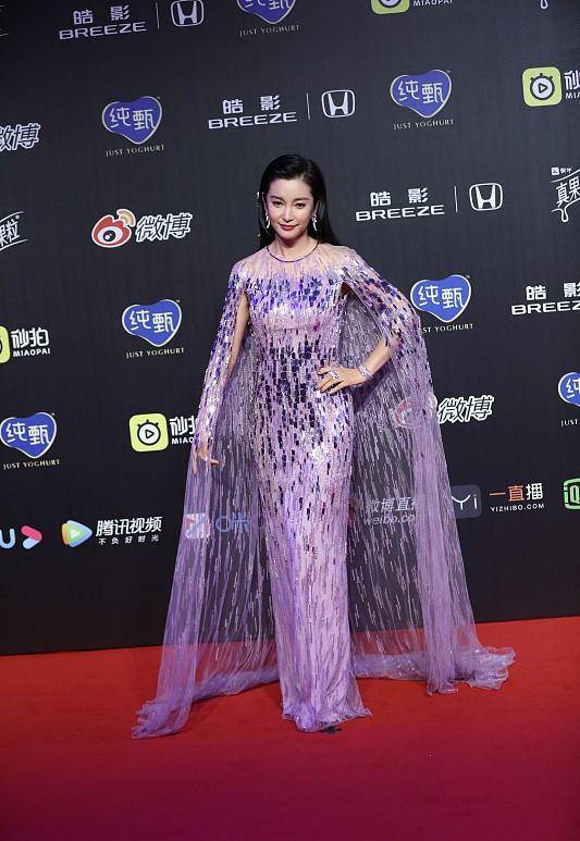 黑色|李冰冰太懂搭配,穿紫色的裙子看着很年轻,不输穿黑裙的赵丽颖