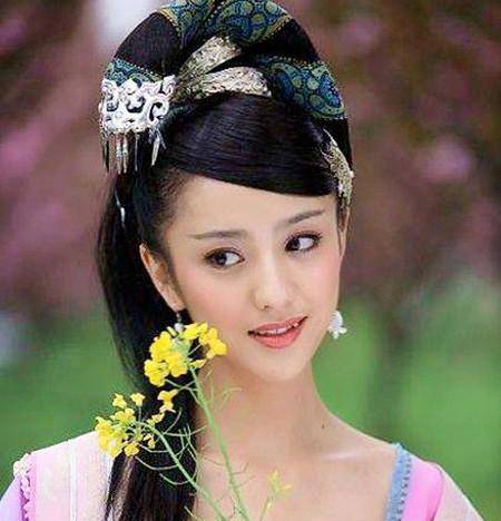 佟丽娅|当古装美人手拿一枝花，佟丽娅、高圆圆、刘亦菲谁最美？