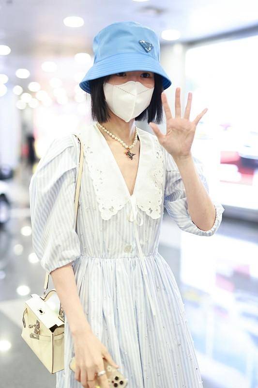 蓝色|毛晓彤这身材也太细了吧，穿蓝色连衣裙秀“竹竿腿”，活力又元气