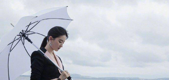 西裤|“神仙姐姐”刘亦菲雨中撑伞,西装穿出好身材,景美人更美